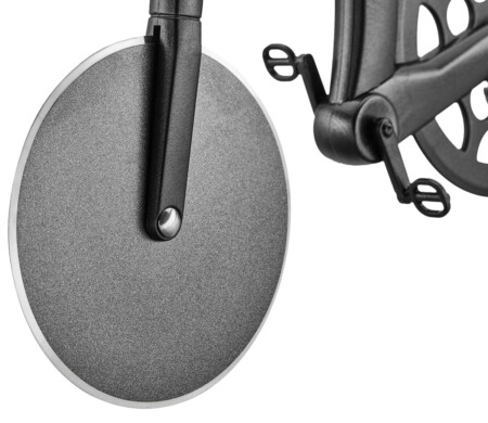 <p><strong>GEFU Нож за пица “FARADO“</strong><br />• <strong>За бързо и прецизно рязане на пица, тънко тесто, тартове и др</strong><br />• <strong>Двустранно острие от неръждаема стомана с незалепващо покритие</strong><br />• <strong>Подходящо за използане и с лява и с дясна ръка<br />• Включена стойка за съхванение<br />• Материал:</strong> висококачествена неръждаема стомана, пластмаса<br /><strong>• Диаметър на острието:</strong> Ø 8 см<strong><br />• Идеален подарък за всеки любител на велосипеди...и на пици</strong><strong><br />• НЕ Е ПОДХОДЯЩ за съдомиялна машина<br /></strong><strong>Производител: GEFU / Германия</strong></p><br />Марка: GEFU - GERMANY <br />Модел: GEFU 89581<br />Доставка: 2-4 работни дни<br />Гаранция: 2 години