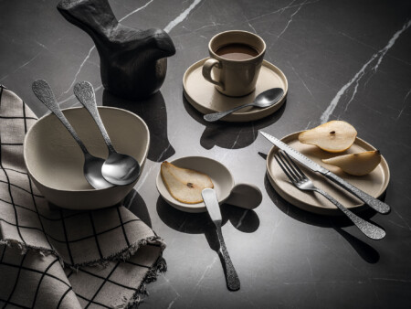 <p><span style="font-size: small;"><strong>HERDMAR Прибори за хранене &ldquo;BETTY&ldquo; за 6 човека от 24 части.</strong></span> <br /> <strong>&bull; Изработени от неръждаема стомана 18/10</strong><br /><strong>&bull; PVD покритие - черно, мат</strong><br /><strong> &bull; Подходящи за почистване в съдомиялна машина.</strong> <br /> <span style="text-decoration: underline;"><strong><strong>Комплектът включва:</strong></strong></span><strong> <br /> <strong>&bull; Нож за хранене:</strong> 6 бр.&nbsp;<br /></strong>&nbsp;- дължина и тегло на 1 бр: 24,6 см,&nbsp; 90 гр<strong><br /> <strong>&bull; Вилица за хранене:</strong> 6 бр.<br />&nbsp;</strong>- дължина и тегло на 1 бр: 21 см, 63 гр<strong><br /><strong>&bull; Лъжица за хранене: </strong>6 бр. <br />&nbsp;</strong> - дължина и тегло на 1 бр:&nbsp; 21 см, 84 гр<strong><br /> <strong>&bull; Чаена лъжичка</strong>: 6 бр. <br />&nbsp; </strong>- дължина и тегло на 1 бр: 14 см, 26 гр<strong><br /><strong>&bull; Комплектът е в черна луксозна кутия с магнитно затваряне</strong><br /><strong>ПРОИЗВОДИТЕЛ: HERDMAR / Португалия</strong></strong></p><br />Марка: HERDMAR <br />Модел: Herdmar 198-3024-0517-200-0001<br />Доставка: 2-4 работни дни<br />Гаранция: 2 години