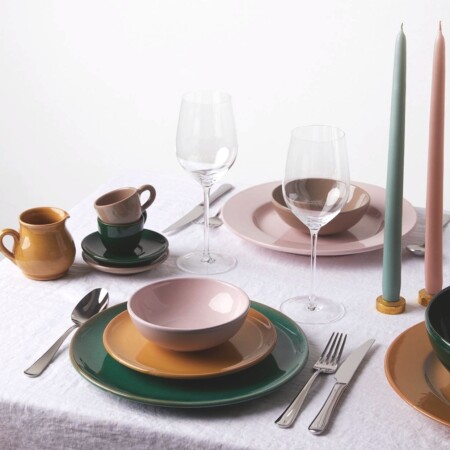 <p><span style="font-family: arial, helvetica, sans-serif; color: #000000;"><strong>HERDMAR Прибори за хранене “LUXOR“ - за 6 човека от 24 части.</strong> </span><br /><span style="font-family: arial, helvetica, sans-serif; color: #000000;"> • Изработени от неръждаема стомана 18/10<br />• PVD покритие - антрацит, гланц<br />• Подходящи за почистване в съдомиялна машина.<strong> <br /><span style="text-decoration: underline;"> <strong>Комплектът включва:</strong> </span><br /> <strong>• Нож за хранене:</strong> 6 бр. <br /></strong> - дължина и тегло на 1 бр: 23 см, 96 гр<strong><br /> <strong>• Вилица за хранене:</strong> 6 бр.<br /></strong> - дължина и тегло на 1 бр: 20,4 см, 59 гр<strong><br /><strong>• Лъжица за хранене: </strong>6 бр. <br />  </strong>- дължина и тегло на 1 бр:  20,4 см, 85 гр<strong><br /> <strong>• Лъжичка за чай</strong>: 6 бр. <br /></strong>  - дължина и тегло на 1 бр: 14,2 см, 27 гр<strong><br /><strong>• Комплектът е в черна луксозна кутия с магнитно затваряне</strong><br /><strong>ПРОИЗВОДИТЕЛ: HERDMAR / Португалия</strong></strong></span></p><br />Марка: HERDMAR <br />Модел: Herdmar 164-3024-0117-200-0008<br />Доставка: 2-4 работни дни<br />Гаранция: 2 години