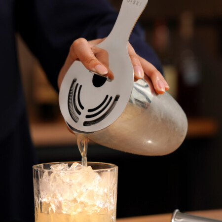 <p><strong>VISKI Професионална цедка за коктейли “Hawthorne - Silver“</strong><br /><strong>• Материал: </strong><span>неръждаема стомана</span><br /><strong>• Размери: </strong>1,9 х 10,2 х 16,5<span> см.</span><br /><strong>• Тегло: </strong><span>0,090 кг.</span><br /><strong>• Не е подходяща за съдомиялна машина </strong><br /><strong>Производител:</strong><span> Viski® / САЩ</span></p><br />Марка: TRUEBRANDS <br />Модел: VISKI 4366<br />Доставка: 2-4 работни дни<br />Гаранция: 2 години