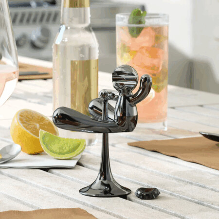 <p><strong>UMBRA Отварачка за бутилки “RODEO BUDDY“ - цвят титан</strong><br /><strong>• </strong><strong>Цвят:</strong> титан<br />• <strong>За отваряне на бутилки</strong><br />• <strong>Човечето балансира върху стойка<br />• Люлее се нагоре - надолу и може да се върти на 360 °</strong><br />• <strong>Размери:</strong> 10 x 9 x 13 см<br />• <strong>Размер на опаковката:</strong> 10 х 10 х 19 см<br />• <strong>Тегло:</strong> 0,320 кг<br />• <strong>Материал:</strong> лят метал<br /><strong>Производител: UMBRA / Канада</strong><br /><em><strong>DESIGN: UMBRA STUDIO</strong></em></p><br />Марка: Umbra HK Limited <br />Модел: UMBRA 1022635-624<br />Доставка: 2-4 работни дни<br />Гаранция: 2 години