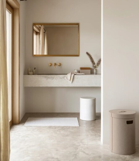 <p><strong>BLOMUS Стъклена ваза MIYABI<br /></strong><strong>• Размер:</strong> 17 х 17 х 20 см (ШхДхВ)<br /><strong>• Материал:</strong> ръчно издухано стъкло<br /><strong>Производител: BLOMUS / Германия<br /><em>DESIGN: Kazushige Miyake</em></strong></p><br />Марка: BLOMUS <br />Модел: BLOMUS 64741<br />Доставка: 2-4 работни дни<br />Гаранция: 2 години