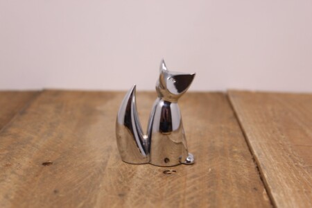 <p><strong>UMBRA Поставка за пръстени “ZOOLA FOX“ - лисица - цвят хром</strong><br /><strong>• Цвят: </strong><span>Хром</span><br /><strong>• Размери:</strong> 5 <span>х 2 х 6,3 см</span><br /><strong>• Материал: </strong><span>Метал</span><br /><strong>Производител: UMBRA / Канада<br /></strong><strong><em>Design: Umbra Studio</em></strong></p><br />Марка: Umbra HK Limited <br />Модел: UMBRA 299235-158<br />Доставка: 2-4 работни дни<br />Гаранция: 2 години