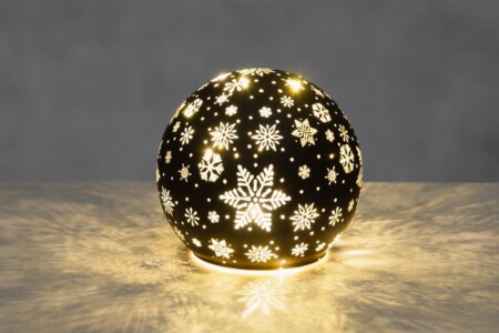 <p><strong>FINNLUMOR Декоративна 3D LED стъклена топка Снежинка </strong><br /><strong>• 10 бр бели LED светлини<br />• Размери:</strong><span> 12</span><span> х 12 x 11 см.<br /><strong>• Тегло: </strong>0,100 кг.<br /><span><strong>• Материал: </strong>стъкло, LED, полипропилен<strong><br />• Захранване: </strong>батерии 3 бр. AA ( не са включени)<br /></span></span><strong>Производител: Tammer Brands/ Финландия</strong></p><br />Марка: FINNLUMOR <br />Модел: TB Finnlumor 648279<br />Доставка: 2-4 работни дни<br />Гаранция: 2 години