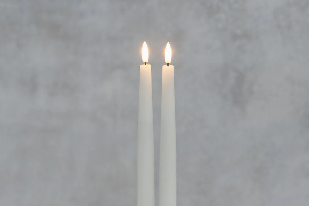 FINNLUMOR LED свещи с 3D пламък 2 бр. - бели