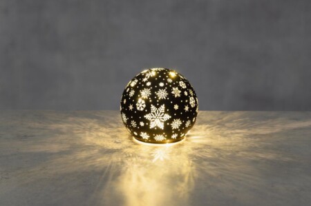 <p><strong>FINNLUMOR Декоративна 3D LED стъклена топка Снежинка </strong><br /><strong>• 10 бр бели LED светлини<br />• Размери:</strong><span> 12</span><span> х 12 x 11 см.<br /><strong>• Тегло: </strong>0,100 кг.<br /><span><strong>• Материал: </strong>стъкло, LED, полипропилен<strong><br />• Захранване: </strong>батерии 3 бр. AA ( не са включени)<br /></span></span><strong>Производител: Tammer Brands/ Финландия</strong></p><br />Марка: FINNLUMOR <br />Модел: TB Finnlumor 648279<br />Доставка: 2-4 работни дни<br />Гаранция: 2 години