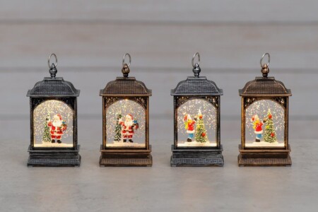 <p><strong>FINNLUMOR Светещ фенер “Snowglobe“ - Дядо Коледа </strong><br /><strong>• С топла бяла светлина<br />• Размери:</strong><span> 7</span><span> х 4 x 13,5 см.<br /><strong>• Тегло: </strong>0,150 кг.<br /><span><strong>• Материал: </strong>пластмаса<br /><strong>• Цвят:</strong> сребро<strong><br />• Захранване: </strong>батерии 3 бр. LR44 (включени)<br /><strong>• Не е подходящ за ползване на открито</strong><br /></span></span><strong>Производител: Tammer Brands/ Финландия</strong></p><br />Марка: FINNLUMOR <br />Модел: TB Finnlumor 640351<br />Доставка: 2-4 работни дни<br />Гаранция: 2 години