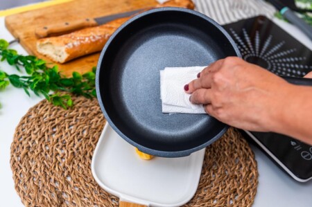 <p><strong>Nerthus Индукционен тиган - Ø 28 см.</strong><br /><strong>• Подходящ за пържене и печене<br /></strong><strong>• Материал:</strong> лят алуминий<br /><strong>• Покритие:</strong> Незалепващо покритие<strong> Quantanium,</strong> подсилено с титаниеви частици<br /><strong>• Диаметър:</strong> Ø 28 см.<br /><strong>• Височина:</strong> 6 см.<br /><strong>• Вместимост:</strong> 2,8 л.<br /><strong>• Тегло: </strong>1,250 кг.<br /><strong>• Без капак<br /></strong><strong><strong>Производител: Vin Bouquet, Испания<br /></strong></strong><strong>Подходящ за:</strong></p>
<p><strong><img src="https://www.vip-giftshop.com/media/shema/induction.jpg" alt="" width="202" height="61" /></strong></p><br />Марка: Vin Bouquet <br />Модел: VB FIH 1565<br />Доставка: 2-4 работни дни<br />Гаранция: 2 години