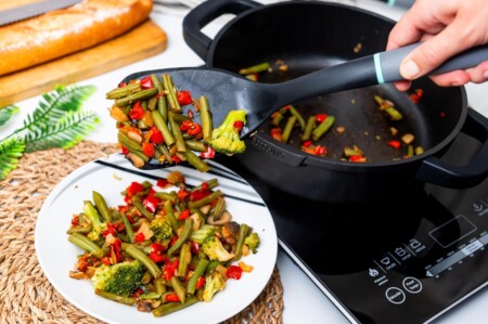 <p><strong>Nerthus Индукционна плитка тенджера със стъклен капак Ø 28 см.</strong><br /><strong>• Материал:</strong> лят алуминий<br /><strong>• Покритие:</strong> Незалепващо покритие<strong> Quantanium,</strong> подсилено с титаниеви частици<br /><strong>• Диаметър:</strong> Ø 28 см.<br /><strong>• Височина:</strong> 8 см.<br /><strong>• Вместимост:</strong> 4,1 л.<br /><strong>• Тегло:</strong> 2,040 кг.<br /><strong>• Със стъклен капак<br /></strong><strong>• Силиконови протектори на дръжките<br /></strong><strong>Производител: Vin Bouquet, Испания<br /></strong><strong>Подходяща за:</strong></p>
<p><strong><img src="https://www.vip-giftshop.com/media/shema/induction.jpg" alt="" width="202" height="61" /></strong></p><br />Марка: Vin Bouquet <br />Модел: VB FIH 1558<br />Доставка: 2-4 работни дни<br />Гаранция: 2 години