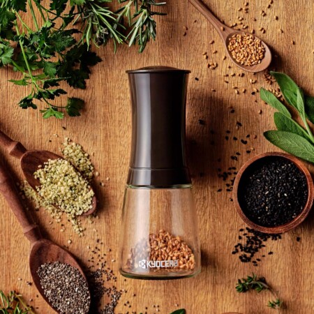 <p><span style="color: #000000;"><strong>KYOCERA Мелничка за семена с керамичен механизъм</strong><br /></span><strong><span style="color: #000000;">• </span><span style="color: #000000;">Керамичен механизъм за смилане с регулиране<br /></span><span style="color: #000000;">• </span><span style="color: #000000;">Без метални части за предотвратяване на корозия и окисление<br /></span><span style="color: #000000;">• </span><span style="color: #000000;">Подходяща за всякакви видове семена - лен, сусам, кориандър, елда и др<br /></span></strong><span style="color: #000000;"><strong>• Височина: </strong>16 см<br /><strong>• Тегло:</strong> 0,205 кг<br /><strong>• Материал:</strong> керамичен механизъм, пластмаса, стъкло<br /><strong>• Производител:</strong> KYOCERA / Япония<br /></span></p><br />Марка: KYOCERA <br />Модел: Kyocera CM- 20C-SF<br />Доставка: 2-4 работни дни<br />Гаранция: 2 години