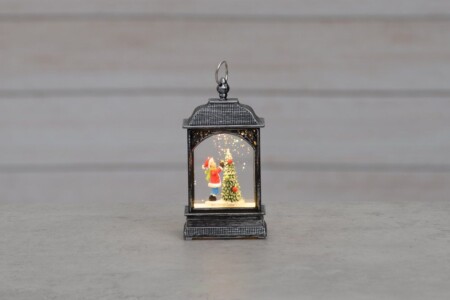 <p><strong>FINNLUMOR Светещ фенер “Snowglobe“ - момиче </strong><br /><strong>• С топла бяла светлина<br />• Размери:</strong><span> 7</span><span> х 4 x 13,5 см.<br /><strong>• Тегло: </strong>0,150 кг.<br /><span><strong>• Материал: </strong>пластмаса<br /><strong>• Цвят:</strong> бронз<strong><br />• Захранване: </strong>батерии 3 бр. LR44 (включени)<br /><strong>• Не е подходящ за ползване на открито</strong><br /></span></span><strong>Производител: Tammer Brands/ Финландия</strong></p><br />Марка: FINNLUMOR <br />Модел: TB Finnlumor 641887<br />Доставка: 2-4 работни дни<br />Гаранция: 2 години