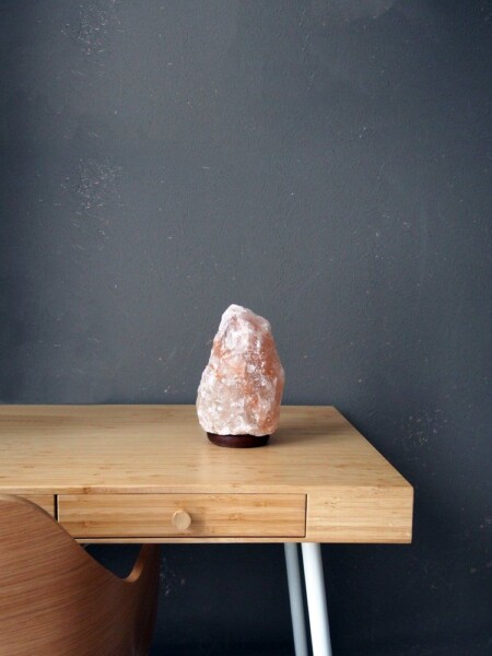 <p><strong><span>4LIVING Лампа от хималайска сол </span></strong><br />• <strong>Материал: </strong>хималайска сол, основа от акациево дърво<br /><strong>• Тегло на солния кристал</strong>: 2 - 3 кг<br />• <strong>Размери на лампата: </strong>12,5 x 12,5 x 20 см<br />•<strong> Със сменяема крушка тип E14 <br />• 15 W, 230 V<br />• Тегло: </strong>2,4 кг<strong><br /></strong><strong>Производител: Tammer Brands/ Финландия</strong><strong></strong></p><br />Марка: 4LIVING <br />Модел: TB 4Living 216212<br />Доставка: 2-4 работни дни<br />Гаранция: 2 години