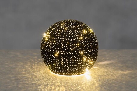 <p><strong>FINNLUMOR Декоративна 3D LED стъклена топка </strong><br /><strong>• 10 бр бели LED светлини<br />• Размери:</strong><span> 12</span><span> х 12 x 11 см.<br /><strong>• Тегло: </strong>0,100 кг.<br /><span><strong>• Материал: </strong>стъкло, LED, полипропилен<strong><br />• Захранване: </strong>батерии 3 бр. AA ( не са включени)<br /></span></span><strong>Производител: Tammer Brands/ Финландия</strong></p><br />Марка: FINNLUMOR <br />Модел: TB Finnlumor 648278<br />Доставка: 2-4 работни дни<br />Гаранция: 2 години