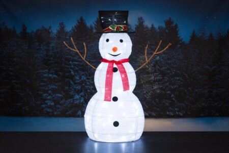 <p><strong>FINNLUMOR Светещ “Снежен човек“, 90см </strong><br /><strong>• Подходящ за открито и закрито<br />• С 80 LED бели светодиода (8бр мигащи)<br />• Размери:</strong><span> 43</span><span> х 43 x 90 см.<br /><strong>• Тегло: </strong>1,04 кг.<br /><span><strong>• Материал:</strong> акрил, полиестер, желязо, мед<strong><br />• Захранване: <br />   input: 220-240V, 50-60Hz <br />   output: 4,5V 50Hz 1,35W <br />• Захранващ кабел:</strong> 5 метра<br /><strong>• Защита:</strong> IP44<br /></span></span><strong>Производител: Tammer Brands/ Финландия</strong></p><br />Марка: FINNLUMOR <br />Модел: TB Finnlumor 608228<br />Доставка: 2-4 работни дни<br />Гаранция: 2 години