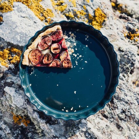 <p><span style="color: #000000;"><strong>EMILE HENRY Керамична дълбока форма за тарт "TART DISH" </strong></span><br /><span style="color: #000000;">• <strong>Ръчно изработена от 100% естествени материали<br />• Устойчива на температури: </strong>- 20º С до + 270º С<strong><br />• Равномерно разпределение на топлината<br />• Задържа топлината на ястието по-дълго от обикновените съдове<br />• Висока устойчивост на надраскване <br /></strong>• </span><strong><span style="color: #000000;">Материал:</span>  <span style="color: #ff0000;">HR® Ceramic (High Resistance) <span style="color: #000000;">/ </span></span></strong><span style="color: #ff0000;"><span style="color: #000000;">Високо устойчива керамика</span></span><strong><span style="color: #ff0000;"><span style="color: #000000;"> / </span><br /><span style="color: #000000;">• Без съдържание на олово, кадмий и никел</span><br /><span style="color: #000000;">• Външен диаметър: </span></span></strong><span style="color: #ff0000;"><span style="color: #000000;">Ø </span></span><span style="color: #ff0000;"><span style="color: #000000;">29,5 см<br /><strong>• Външна височина:</strong> 4 см</span></span><span style="color: #ff0000;"><br /><strong><span style="color: #000000;">• Вътрешен диаметър: </span></strong><span style="color: #000000;">Ø</span><span style="color: #000000;"> 28</span><span style="color: #000000;"> см<br />• <strong>Вътрешна височина:</strong> 3,2 см<br /></span></span><span style="color: #ff0000;"><span style="color: #000000;">• <strong>Вместимост:</strong> 1,3 литра</span><br /><span style="color: #000000;"><strong>• Тегло: </strong>1,25 кг<br /><strong>• Порции:</strong> 6</span><br /><span style="color: #000000;">• <strong>Цвят: </strong>светло сив</span><br /><span style="color: #000000;">• <strong>Подходяща за: </strong>фурна / микровълнова фурна / фризер / съдомиялна машина</span><br /><strong><span style="color: #000000;">Производител: EMILE HENRY / Франция</span></strong></span></p><br />Марка: Emile Henry <br />Модел: EH 6031-01<br />Доставка: 2-4 работни дни<br />Гаранция: 2 години