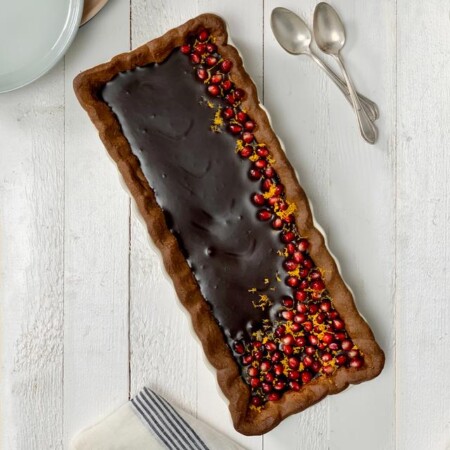 <p><span style="color: #000000;"><strong>EMILE HENRY Керамична плитка провоъгълна форма за тарт "SLIM RECTANGULAR TART DISH" </strong></span><br /><span style="color: #000000;">• <strong>Ръчно изработена от 100% естествени материали<br />• Устойчива на температури: </strong>- 20º С до + 270º С<strong><br />• Равномерно разпределение на топлината<br />• Задържа топлината на ястието по-дълго от обикновените съдове<br />• Висока устойчивост на надраскване <br /></strong>• </span><strong><span style="color: #000000;">Материал:</span>  <span style="color: #ff0000;">HR® Ceramic (High Resistance) <span style="color: #000000;">/ </span></span></strong><span style="color: #ff0000;"><span style="color: #000000;">Високо устойчива керамика</span></span><strong><span style="color: #ff0000;"><span style="color: #000000;"> / </span><br /><span style="color: #000000;">• Без съдържание на олово, кадмий и никел</span><br /><span style="color: #000000;">• Външен размер вкл.дръжките: </span></span></strong><span style="color: #ff0000;"><span style="color: #000000;">36,5 х 15 х 5 см</span></span><span style="color: #ff0000;"><br /><strong><span style="color: #000000;">• Вътрешен размер: </span></strong><span style="color: #000000;">34,5 х 13 х 4</span><span style="color: #000000;"> см<br /></span></span><span style="color: #ff0000;"><span style="color: #000000;">• <strong>Вместимост:</strong> 1,3 литра</span><br /><span style="color: #000000;"><strong>• Тегло: </strong>1,09 кг<br /><strong>• Брой порции:</strong> 6 - 8 </span><br /><span style="color: #000000;">• <strong>Цвят: </strong>светло сив</span><br /><span style="color: #000000;">• <strong>Подходяща за: </strong>фурна / микровълнова фурна / фризер / съдомиялна машина</span><br /><strong><span style="color: #000000;">Производител: EMILE HENRY / Франция</span></strong></span></p><br />Марка: Emile Henry <br />Модел: EH 6034-01<br />Доставка: 2-4 работни дни<br />Гаранция: 2 години