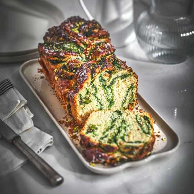 <p><span style="color: #000000;"><strong>EMILE HENRY Керамично плато / плоча "MADELEINE SERVING PLATE" </strong></span><br /><span style="color: #000000;">• <strong>Ръчно изработена от 100% естествени материали<br />• Устойчива на температури: </strong>- 20º С до + 270º С<strong><br />• Равномерно разпределение на топлината<br />• Задържа топлината на ястието по-дълго от обикновените съдове<br />• Висока устойчивост на надраскване <br /></strong>• </span><strong><span style="color: #000000;">Материал:</span>  <span style="color: #ff0000;">HR® Ceramic (High Resistance) <span style="color: #000000;">/ </span></span></strong><span style="color: #ff0000;"><span style="color: #000000;">Високо устойчива керамика</span></span><strong><span style="color: #ff0000;"><span style="color: #000000;"> / </span><br /><span style="color: #000000;">• Без съдържание на олово, кадмий и никел</span><br /><span style="color: #000000;">• Размери: </span></span></strong><span style="color: #ff0000;"><span style="color: #000000;">31,5 х</span></span><span style="color: #ff0000;"><span style="color: #000000;"> </span></span><span style="color: #ff0000;"><span style="color: #000000;">15 х 2</span></span><span style="color: #ff0000;"><span style="color: #000000;"> см</span></span><span style="color: #ff0000;"><br /></span><span style="color: #ff0000;"><span style="color: #000000;"><strong>• Тегло: </strong>0,73 кг</span><br /><span style="color: #000000;">• <strong>Цвят: </strong>бледо жълт</span><br /><span style="color: #000000;">• <strong>Подходяща за: </strong>фурна / микровълнова фурна / фризер / съдомиялна машина</span><br /><strong><span style="color: #000000;">Производител: EMILE HENRY / Франция</span></strong></span></p><br />Марка: Emile Henry <br />Модел: EH 8853-89<br />Доставка: 2-4 работни дни<br />Гаранция: 2 години