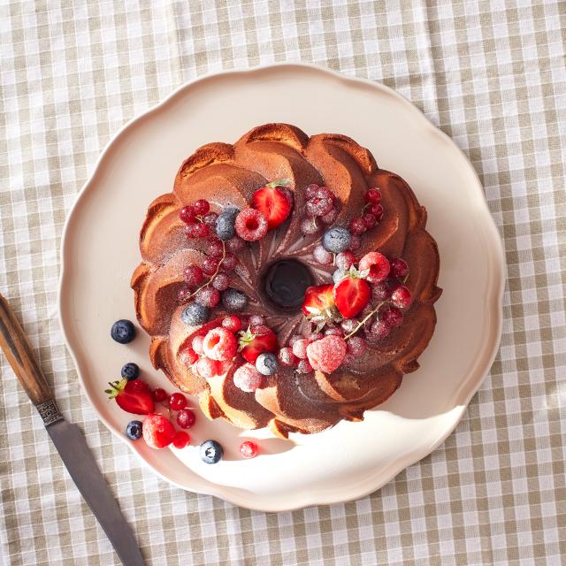 <p><span style="color: #000000;"><strong>EMILE HENRY Керамично плато "MADELEINE SERVING PLATE" </strong></span><br /><span style="color: #000000;">• <strong>Ръчно изработено от 100% естествени материали<br />• Устойчиво на температури: </strong>- 20º С до + 270º С<strong><br />• Равномерно разпределение на топлината<br />• Задържа топлината на ястието по-дълго от обикновените съдове<br />• Висока устойчивост на надраскване <br /></strong>• </span><strong><span style="color: #000000;">Материал:</span>  <span style="color: #ff0000;">HR® Ceramic (High Resistance) <span style="color: #000000;">/ </span></span></strong><span style="color: #ff0000;"><span style="color: #000000;">Високо устойчива керамика</span></span><strong><span style="color: #ff0000;"><span style="color: #000000;"> / </span><br /><span style="color: #000000;">• Без съдържание на олово, кадмий и никел</span><br /><span style="color: #000000;">• Размери: </span></span></strong><span style="color: #ff0000;"><span style="color: #000000;">Ø</span></span><span style="color: #ff0000;"><span style="color: #000000;"> </span></span><span style="color: #ff0000;"><span style="color: #000000;">31</span></span><span style="color: #ff0000;"><span style="color: #000000;"> х 2</span></span><span style="color: #ff0000;"><span style="color: #000000;"> см</span></span><span style="color: #ff0000;"><br /></span><span style="color: #ff0000;"><span style="color: #000000;"><strong>• Тегло: </strong>1,25 кг</span><br /><span style="color: #000000;">• <strong>Цвят: </strong>екрю</span><br /><span style="color: #000000;">• <strong>Подходящо за: </strong>фурна / микровълнова фурна / фризер / съдомиялна машина</span><br /><strong><span style="color: #000000;">Производител: EMILE HENRY / Франция</span></strong></span></p><br />Марка: Emile Henry <br />Модел: EH 8953-02<br />Доставка: 2-4 работни дни<br />Гаранция: 2 години