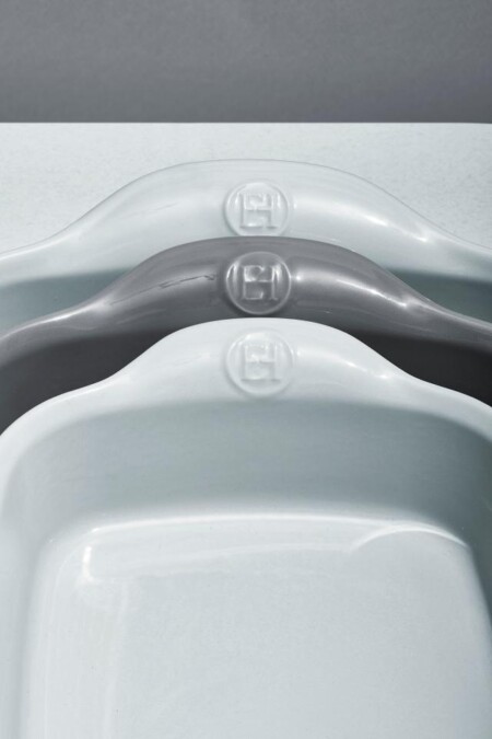 <p><span style="color: #000000;"><strong>EMILE HENRY Керамична правоъгълна тава за печене "LARGE RECTANGULAR OVEN DISH"</strong></span><br /><span style="color: #000000;">• <strong>Ръчно изработена от 100% естествени материали<br />• Устойчива на температури: </strong>- 20º С до + 270º С<strong><br />• Равномерно разпределение на топлината<br />• Задържа топлината на ястието по-дълго от обикновените съдове<br />• Висока устойчивост на надраскване <br /></strong>• </span><strong><span style="color: #000000;">Материал: </span> <span style="color: #ff0000;">HR® Ceramic (High Resistance) <span style="color: #000000;">/</span></span></strong><span style="color: #ff0000;"><span style="color: #000000;"> Високо устойчива керамика</span></span><strong><span style="color: #ff0000;"><span style="color: #000000;"> / </span><br /><span style="color: #000000;">• Без съдържание на олово, кадмий и никел</span><br /><span style="color: #000000;">• Външен размер вкл.дръжките: </span></span></strong><span style="color: #ff0000;"><span style="color: #000000;">42,5 х 28 х 8,5 см</span></span><span style="color: #ff0000;"><br /><strong><span style="color: #000000;">• Вътрешен размер: </span></strong><span style="color: #000000;">35,5 х 25,5 х 7 см<br /></span></span><span style="color: #ff0000;"><span style="color: #000000;">• <strong>Вместимост:</strong> 4 литра</span><br /><span style="color: #000000;"><strong>• Тегло: </strong>2,6 кг</span><br /><span style="color: #000000;">• <strong>Цвят: </strong>перлено сив</span><br /><span style="color: #000000;">• <strong>Подходяща за: </strong>фурна / микровълнова фурна / фризер / съдомиялна машина</span><br /><strong><span style="color: #000000;">Производител: EMILE HENRY / Франция</span></strong></span></p><br />Марка: Emile Henry <br />Модел: EH 9654-80<br />Доставка: 2-4 работни дни<br />Гаранция: 2 години