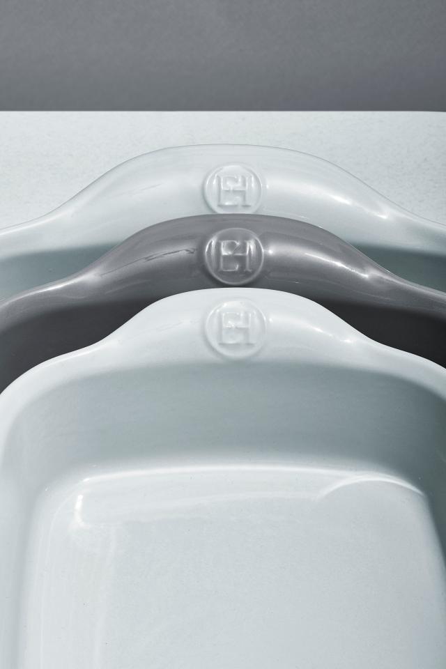 <p><span style="color: #000000;"><strong>EMILE HENRY Керамична правоъгълна тава за печене "LARGE RECTANGULAR OVEN DISH"</strong></span><br /><span style="color: #000000;">• <strong>Ръчно изработена от 100% естествени материали<br />• Устойчива на температури: </strong>- 20º С до + 270º С<strong><br />• Равномерно разпределение на топлината<br />• Задържа топлината на ястието по-дълго от обикновените съдове<br />• Висока устойчивост на надраскване <br /></strong>• </span><strong><span style="color: #000000;">Материал: </span> <span style="color: #ff0000;">HR® Ceramic (High Resistance) <span style="color: #000000;">/</span></span></strong><span style="color: #ff0000;"><span style="color: #000000;"> Високо устойчива керамика</span></span><strong><span style="color: #ff0000;"><span style="color: #000000;"> / </span><br /><span style="color: #000000;">• Без съдържание на олово, кадмий и никел</span><br /><span style="color: #000000;">• Външен размер вкл.дръжките: </span></span></strong><span style="color: #ff0000;"><span style="color: #000000;">42,5 х 28 х 8,5 см</span></span><span style="color: #ff0000;"><br /><strong><span style="color: #000000;">• Вътрешен размер: </span></strong><span style="color: #000000;">35,5 х 25,5 х 7 см<br /></span></span><span style="color: #ff0000;"><span style="color: #000000;">• <strong>Вместимост:</strong> 4 литра</span><br /><span style="color: #000000;"><strong>• Тегло: </strong>2,6 кг</span><br /><span style="color: #000000;">• <strong>Цвят: </strong>перлено сив</span><br /><span style="color: #000000;">• <strong>Подходяща за: </strong>фурна / микровълнова фурна / фризер / съдомиялна машина</span><br /><strong><span style="color: #000000;">Производител: EMILE HENRY / Франция</span></strong></span></p><br />Марка: Emile Henry <br />Модел: EH 9654-80<br />Доставка: 2-4 работни дни<br />Гаранция: 2 години