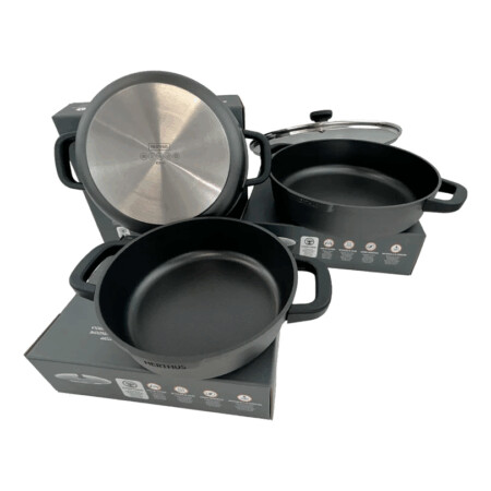 <p><strong>Nerthus Индукционна плитка тенджера със стъклен капак Ø 32 см.</strong><br /><strong>• Материал:</strong> лят алуминий<br /><strong>• Покритие:</strong> Незалепващо покритие<strong> Quantanium,</strong> подсилено с титаниеви частици<br /><strong>• Диаметър:</strong> Ø 32 см.<br /><strong>• Височина:</strong> 8,5 см.<br /><strong>• Вместимост:</strong> 5,8 л.<br /><strong>• Тегло:</strong> 2,550 кг.<br /><strong>• Със стъклен капак<br /></strong><strong>• Силиконови протектори на дръжките<br /></strong><strong>Производител: Vin Bouquet, Испания<br /></strong><strong>Подходяща за:</strong></p>
<p><strong><img src="https://www.vip-giftshop.com/media/shema/induction.jpg" alt="" width="202" height="61" /></strong></p><br />Марка: Vin Bouquet <br />Модел: VB FIH 1559<br />Доставка: 2-4 работни дни<br />Гаранция: 2 години