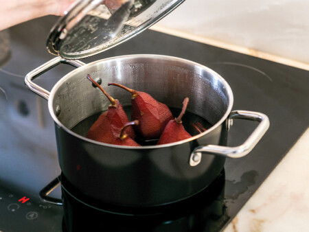 <p><strong>SILAMPOS Плитка тенджера с капак Comfort Black</strong><br /> <strong>• Диаметър:</strong> Ø 16см<br />• <strong>Дълбочина :</strong> 8 см<br /><strong>• Вместимост:</strong> 1,5 литра<br /><strong>• Материал</strong>: Неръждаема стомана - 18/10 <br /><strong>• Външно покритие в черно<br />• С технология Impact Disc</strong><br />• <strong>Капак: </strong>Стъклен с метален кант<br />• <strong>Цвят: </strong>Инокс / черно<br />• <strong>Серия</strong>: Comfort Black<br /><strong>• Подходяща за всички видове котлони<br />• Подходяща за фурна до 200º С<br />• Подходяща за съдомиялна</strong> ( до 60° С)<br /><em>Производител: Silampos / Португалия</em></p><br />Марка: SILAMPOS <br />Модел: Comfort Black 63212 - JWR1016 - 100<br />Доставка: 2-4 работни дни<br />Гаранция: 2 години