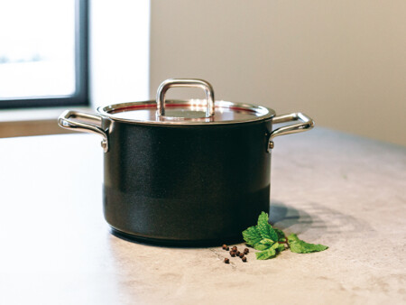 <p><strong>SILAMPOS Тенджера с капак Comfort Black</strong><br /> <strong>• Диаметър:</strong> Ø 16см<br />• <strong>Дълбочина :</strong> 11,5 см<br /><strong>• Вместимост:</strong> 2,2 литра<br /><strong>• Материал</strong>: Неръждаема стомана - 18/10 <br /><strong>• Външно покритие в черно<br />• С технология Impact Disc</strong><br />• <strong>Капак: </strong>Стъклен с метален кант<br />• <strong>Цвят: </strong>Инокс / черно<br />• <strong>Серия</strong>: Comfort Black<br /><strong>• Подходяща за всички видове котлони<br />• Подходяща за фурна до 200º С<br />• Подходяща за съдомиялна</strong> ( до 60° С)<br /><strong>Производител: Silampos / Португалия</strong></p><br />Марка: SILAMPOS <br />Модел: Comfort Black 63212 - JWR6616 - 100<br />Доставка: 2-4 работни дни<br />Гаранция: 2 години