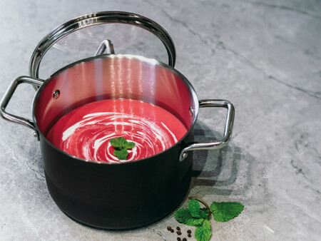 <p><strong>SILAMPOS Тенджера с капак Comfort Black</strong><br /> <strong>• Диаметър:</strong> Ø 20см<br />• <strong>Дълбочина :</strong> 13,6 см<br /><strong>• Вместимост:</strong> 4 литра<br /><strong>• Материал</strong>: Неръждаема стомана - 18/10 <br /><strong>• Външно покритие в черно<br />• С технология Impact Disc</strong><br />• <strong>Капак: </strong>Стъклен с метален кант<br />• <strong>Цвят: </strong>Инокс / черно<br />• <strong>Серия</strong>: Comfort Black<br /><strong>• Подходяща за всички видове котлони<br />• Подходяща за фурна до 200º С<br />• Подходяща за съдомиялна</strong> ( до 60° С)<br /><strong>Производител: Silampos / Португалия</strong></p><br />Марка: SILAMPOS <br />Модел: Comfort Black 63212 - JWR6620 - 100<br />Доставка: 2-4 работни дни<br />Гаранция: 2 години