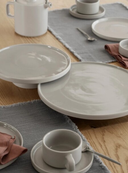 <p><strong>BLOMUS Поставка за торта / сладкиши Ø 30 см - PILAR</strong><br /><strong>• Цвят: </strong><span>бежов (Moonbeam) </span><br /><strong>• Размер:</strong><span> Ø 30 х 4 см<br /><strong>• Тегло:</strong> 1,58 кг</span><br /><strong>• Материал:</strong><span> керамика</span><br /><strong>• Подходяща за микровълнова фурна</strong><br /><strong>• Подходяща за съдомиялна машина</strong><br /><strong>Производител: BLOMUS / Германия<br /><em>DESIGN: Nina Thöming </em></strong></p><br />Марка: BLOMUS <br />Модел: BLOMUS 64776<br />Доставка: 2-4 работни дни<br />Гаранция: 2 години