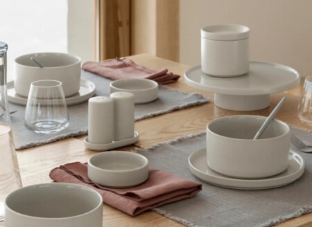 <p><strong>BLOMUS Поставка за торта / сладкиши Ø 24 см - PILAR</strong><br /><strong>• Цвят: </strong><span>бежов (Moonbeam)  </span><br /><strong>• Размер:</strong><span> Ø 24 х 6 см<br /><strong>• Тегло:</strong> 1,04 кг</span><br /><strong>• Материал:</strong><span> керамика</span><br /><strong>• Подходяща за микровълнова фурна</strong><br /><strong>• Подходяща за съдомиялна машина</strong><br /><strong>Производител: BLOMUS / Германия<br /><em>DESIGN: Nina Thöming </em></strong></p><br />Марка: BLOMUS <br />Модел: BLOMUS 64772<br />Доставка: 2-4 работни дни<br />Гаранция: 2 години