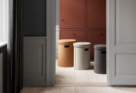 <p><span style="font-size: small;"><strong>BLOMUS Кош за пране “SAHLA“, размер L </strong></span><br />• <strong>Размер:</strong> Ø 40 см<br /> • <strong>Височина: </strong>54 см<br /><strong>• Цвят:</strong> сив (Pewter) <br /><strong>• Вместимост: </strong>68 литра<br /> •<strong> Материал:</strong> изкуствена кожа<br /><strong>• Производител:</strong> BLOMUS, Германия <br /><em><strong>DESIGN:</strong> <strong>Studio blomus</strong></em></p><br />Марка: BLOMUS <br />Модел: BLOMUS 67231<br />Доставка: 2-4 работни дни<br />Гаранция: 2 години