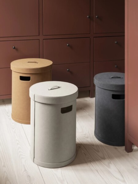 <p><span style="font-size: small;"><strong>BLOMUS Кош за пране “SAHLA“, размер L </strong></span><br />• <strong>Размер:</strong> Ø 40 см<br /> • <strong>Височина: </strong>54 см<br /><strong>• Цвят:</strong> сив (Pewter) <br /><strong>• Вместимост: </strong>68 литра<br /> •<strong> Материал:</strong> изкуствена кожа<br /><strong>• Производител:</strong> BLOMUS, Германия <br /><em><strong>DESIGN:</strong> <strong>Studio blomus</strong></em></p><br />Марка: BLOMUS <br />Модел: BLOMUS 67231<br />Доставка: 2-4 работни дни<br />Гаранция: 2 години