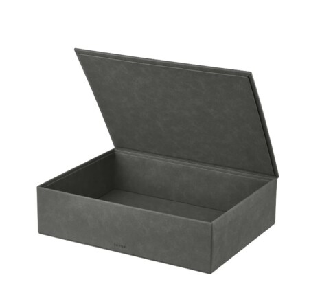 <p><span style="font-size: small;"><strong>BLOMUS Комплект от 2 бр кутии за съхранение “SAHLA“</strong></span><br />• <strong>Размер на малката кутия:</strong> 25 х 35 х 7 см<br /> • <strong>Размер на голямата кутия: </strong>30 х 40 х 11 см<br /><strong>• Малката кутия се събира в голямата<br />• Цвят:</strong> сив (Pewter) <br /><strong>• Тегло:</strong> 1,95 кг<br />•<strong> Материал:</strong> изкуствена кожа тип велур<br /><strong>• Производител:</strong> BLOMUS, Германия <br /><em><strong>DESIGN:</strong> <strong>Studio blomus</strong></em></p><br />Марка: BLOMUS <br />Модел: BLOMUS 68328<br />Доставка: 2-4 работни дни<br />Гаранция: 2 години