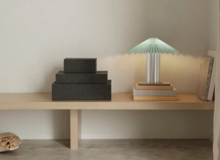 <p><span style="font-size: small;"><strong>BLOMUS Кутия за бижута “SAHLA“, размер M </strong></span><br />• <strong>Размери: </strong>15 х 22 х 4 см<br /><strong>• Цвят:</strong> сив (Pewter) <br />•<strong> Материал:</strong> изкуствена кожа тип велур<br /><strong>• Производител:</strong> BLOMUS, Германия <br /><em><strong>DESIGN:</strong> <strong>Studio blomus</strong></em></p><br />Марка: BLOMUS <br />Модел: BLOMUS 68322<br />Доставка: 2-4 работни дни<br />Гаранция: 2 години