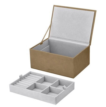 <p><span style="font-size: small;"><strong>BLOMUS Кутия за бижута “SAHLA“, размер L </strong></span><br />• <strong>Размери: </strong>15 х 22 х 9 см<br /><strong>• Подвижно отделение за пръстени, обици и гривни<br />• Сатенирана лента свързваща кутията с капака<br />• Цвят:</strong> кафяв (Indian Tan) <br />•<strong> Материал:</strong> изкуствена кожа тип велур<br /><strong>• Производител:</strong> BLOMUS, Германия <br /><em><strong>DESIGN:</strong> <strong>Studio blomus</strong></em></p><br />Марка: BLOMUS <br />Модел: BLOMUS 68324<br />Доставка: 2-4 работни дни<br />Гаранция: 2 години