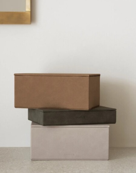 <p><span style="font-size: small;"><strong>BLOMUS Кутия за бижута “SAHLA“, размер M </strong></span><br />• <strong>Размери: </strong>15 х 22 х 4 см<br /><strong>• Цвят:</strong> сив (Pewter) <br />•<strong> Материал:</strong> изкуствена кожа тип велур<br /><strong>• Производител:</strong> BLOMUS, Германия <br /><em><strong>DESIGN:</strong> <strong>Studio blomus</strong></em></p><br />Марка: BLOMUS <br />Модел: BLOMUS 68322<br />Доставка: 2-4 работни дни<br />Гаранция: 2 години