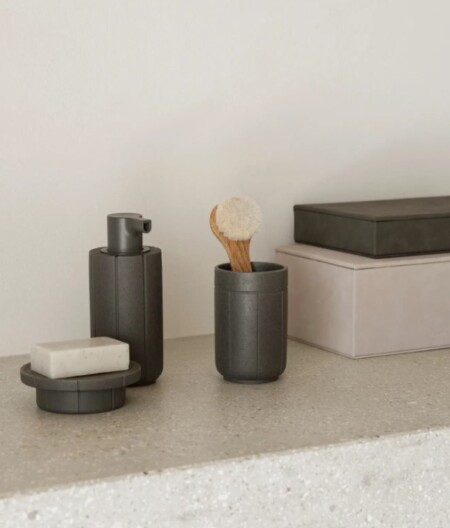 <p><span style="font-size: small;"><strong>BLOMUS Кутия за бижута “SAHLA“, размер M </strong></span><br />• <strong>Размери: </strong>15 х 22 х 4 см<br /><strong>• Цвят:</strong> сив (Pewter) <br />•<strong> Материал:</strong> изкуствена кожа тип велур<br /><strong>• Производител:</strong> BLOMUS, Германия <br /><em><strong>DESIGN:</strong> <strong>Studio blomus</strong></em></p><br />Марка: BLOMUS <br />Модел: BLOMUS 68322<br />Доставка: 2-4 работни дни<br />Гаранция: 2 години