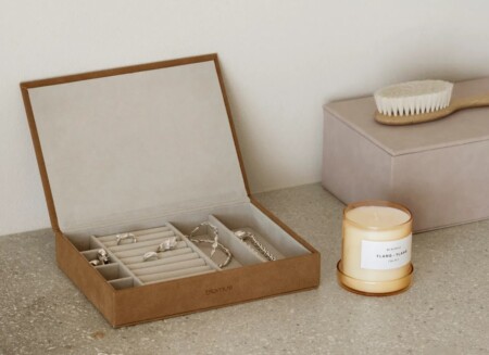 <p><span style="font-size: small;"><strong>BLOMUS Кутия за бижута “SAHLA“, размер M </strong></span><br />• <strong>Размери: </strong>15 х 22 х 4 см<br /><strong>• Цвят:</strong> кафяв (Indian Tan) <br />•<strong> Материал:</strong> изкуствена кожа тип велур<br /><strong>• Производител:</strong> BLOMUS, Германия <br /><em><strong>DESIGN:</strong> <strong>Studio blomus</strong></em></p><br />Марка: BLOMUS <br />Модел: BLOMUS 68321<br />Доставка: 2-4 работни дни<br />Гаранция: 2 години