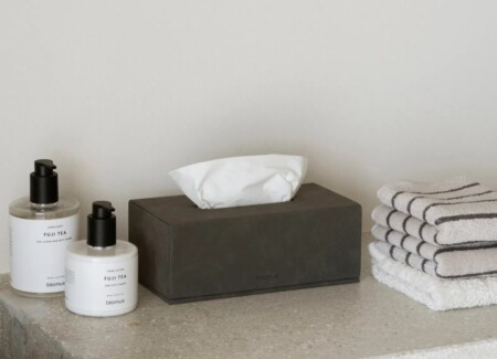 <p><span style="font-size: small;"><strong>BLOMUS Кутия за салфетки / кърпички “SAHLA“ </strong></span><br />• <strong>Размери: </strong>15 х 22 х 4 см<br /><strong>• Сатенирана лента свързваща кутията с капака<br />• Цвят:</strong> сив (Pewter) <br />•<strong> Материал:</strong> изкуствена кожа тип велур<br /><strong>• Производител:</strong> BLOMUS, Германия <br /><em><strong>DESIGN:</strong> <strong>Studio blomus</strong></em></p><br />Марка: BLOMUS <br />Модел: BLOMUS 68316<br />Доставка: 2-4 работни дни<br />Гаранция: 2 години