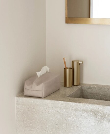 <p><span style="font-size: small;"><strong>BLOMUS Мека кутия за салфетки “SAHLA“</strong></span><br />• <strong>Размери: </strong>33 х 13 х 9,5 см<br /><strong>• Подходяща за стандартни кутии с хартиени кърпички<br />• Цвят:</strong> опушено бежово (Nomad) <br />•<strong> Материал:</strong> изкуствена кожа тип велур<br /><strong>• Не е подходяща за пране</strong><br /><strong>• Производител:</strong> BLOMUS, Германия <br /><em><strong>DESIGN:</strong> <strong>Studio blomus</strong></em></p><br />Марка: BLOMUS <br />Модел: BLOMUS 68317<br />Доставка: 2-4 работни дни<br />Гаранция: 2 години