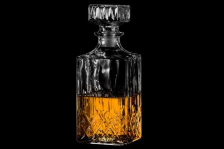 <p><strong>4Living Комплект за уиски</strong><br /><strong>• В комплекта: 1бр гарафа + 4 бр чаши<br />• Материал: </strong><span>стъкло</span><br /><strong>• Размери на опаковката: </strong>24,5 х <span>9,5 x 24 см.</span><br /><strong>• Тегло: </strong><span>1,610 кг.<br /><strong>• Вместимост на гарафата: </strong>1 литър<br /><strong>• Вместимост на чаша:</strong> 250 мл<br /><strong>• Чашите са подходящи за съдомиялна машина</strong><br /><strong>• Гарафата е препоръчително да си мие на ръка</strong></span><strong><br /></strong><strong>Производител: Tammer Brands/ Финландия</strong></p><br />Марка: 4LIVING <br />Модел: TB 4Living 627693<br />Доставка: 2-4 работни дни<br />Гаранция: 2 години