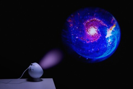 <p><strong>FINNLUMOR Лампа проектор - Галактика</strong><br /><strong>• Размери:</strong><span> 12</span><span> х 11 x 13 см.<br /><strong>• Тегло: </strong>0,330 кг.<br /><span><strong>• Материал:</strong> пластмаса<strong><br />• Включени 4 диска</strong><br /></span></span><span><span><strong>• Включен USB кабел</strong></span></span><br /><strong>Производител: Tammer Brands/ Финландия</strong></p><br />Марка: FINNLUMOR <br />Модел: TB Finnlumor 648205<br />Доставка: 2-4 работни дни<br />Гаранция: 2 години