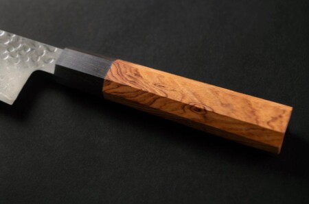 <p><strong>MAKU Нож “Сантоку“ - дамаска стомана</strong><br /><strong>• Материал на острието:</strong><span> дамаска стомана, 67 слоя<br /></span><strong>• Материал на дръжката:</strong><span> кевазинго, абанос<br /><strong>• Твърдост по Рокуел: </strong>58-60 HRC<br /></span><strong>• Размери:</strong><span> </span>33 x 4,5<span> см.<br /></span><strong>• Размер на опаковката: </strong>6,5 x 2,5 x 34<span> см.</span><br /><strong>• Тегло: </strong><span>0,240 кг.<br /><strong>• Не е подходящ за съдомиялна машина<br /></strong></span><strong>Производител: Tammer Brands/ Финландия</strong></p><br />Марка: MAKU <br />Модел: TB MAKU 650908<br />Доставка: 2-4 работни дни<br />Гаранция: 2 години