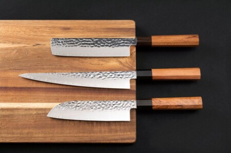 <p><strong>MAKU Нож за рязане универсален - дамаска стомана</strong><br /><strong>• Материал на острието:</strong><span> дамаска стомана, 67 слоя<br /></span><strong>• Материал на дръжката:</strong><span> кевазинго, абанос<br /><strong>• Твърдост по Рокуел: </strong>58-60 HRC<br /></span><strong>• Размери:</strong><span> </span>39,5 x 4<span> см.<br /></span><strong>• Размер на опаковката: </strong>6,5 x 2,5 x 41,5<span> см.</span><br /><strong>• Тегло: </strong><span>0,250 кг.<br /><strong>• Не е подходящ за съдомиялна машина<br /></strong></span><strong>Производител: Tammer Brands/ Финландия</strong></p><br />Марка: MAKU <br />Модел: TB MAKU 650913<br />Доставка: 2-4 работни дни<br />Гаранция: 2 години