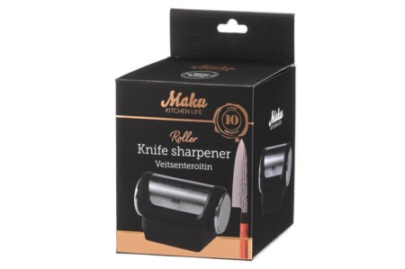 <p><strong>MAKU Ролково двойно точило за ножове</strong><br /><strong>• Материал:</strong><span> ABS, стомана, промишлен диамант, керамика <br /></span><strong>• Размери:</strong><span> 13,4 х 10 х 8,7 см.<br /></span><strong>• Тегло: </strong><span>0,750 кг.<br /><strong>•</strong></span><strong> Размери на опаковката:</strong><span> 12 х 11 х 19 см.<br /></span><strong>• Тегло: </strong><span>0,840 кг.<br /><strong>• Ъгли на заточване:</strong> 15°, 18°, 20°, 25°</span><br /><strong>Производител: Tammer Brands/ Финландия</strong></p><br />Марка: MAKU <br />Модел: TB MAKU 650980<br />Доставка: 2-4 работни дни<br />Гаранция: 2 години