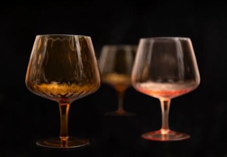 <p><strong>MAKU Комплект чаши за вино “Tarha“ - 2 бр, 450 мл. - цвят праскова</strong><br /><strong>• Материал:</strong><span> стъкло<br /></span><strong>• Размери:</strong><span> 21 х 11 х 16 см</span><br /><strong>• Вместимост на 1 бр. чаша:</strong><span> 450 мл</span><span><br /></span><strong>• Тегло с опаковка: </strong><span>0,490 кг.<br /><strong>• Цвят:</strong> праскова<br /><strong>• Подходящи за съдомиялна машина<br /></strong></span><strong>Производител: Tammer Brands/ Финландия</strong></p><br />Марка: MAKU <br />Модел: TB MAKU 651582<br />Доставка: 2-4 работни дни<br />Гаранция: 2 години