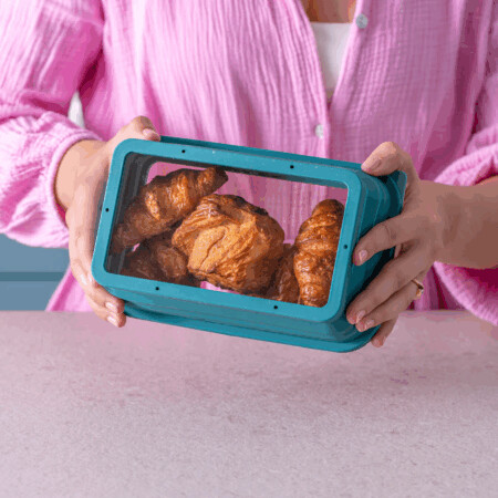 <p><strong>COOX Сгъваема херметическа кутия за храна - 450мл - синя</strong><br /><strong>• Материал:</strong> силикон, безвреден при контакт с храни, BPA free, стъкло<br /><strong>• Размери:</strong> <span>16,5 x 10,7 x 6,2 </span>см.<br /><strong>• Размери сгъната:</strong> 16<span>,5 x 10,7 x 3 </span>см.<br /><strong>• Тегло:</strong> 0,355 кг.<br /><strong>• Тегло с опаковка:</strong> 0,406 кг.<br /><strong>• Вместимост:</strong> 0,450 л. <br /><strong>• Цвят:</strong> син<br /><strong>• Термустойчивост:</strong> от - 40ºC до + 230°С<br /><strong>• Със стъклена основа и стъклен капак<br /></strong><strong>• 100% херметично уплътнение<br /></strong><strong>• Спестява място<br /></strong><strong><strong>• Подходяща за:</strong></strong> фурна, микровълнова, Air Fryer, фризер, хладилник<br /><strong>• Подходяща за съдомиялна машина<br /></strong><strong>Производител: COOX/ Германия</strong></p>
<p><span><strong><span style="color: #ff0000;">Внимание! Острите прибори повреждат силикона. Не режете в силиконовата кутия на COOX!</span></strong></span></p><br />Марка: COOX <br />Модел: COOX 10102-132<br />Доставка: 2-4 работни дни<br />Гаранция: 2 години