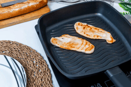 <p><strong>Nerthus Индукционен грил тиган 28х28 см.</strong><br /><strong>• Подходящ за пържене и печене<br /></strong><strong>• Материал:</strong> лят алуминий<br /><strong>• Покритие:</strong> Незалепващо покритие<strong> Quantanium,</strong> подсилено с титаниеви частици<br /><strong>• Размери:</strong> 28 х 28 см.<br /><strong>• Височина:</strong> 5,5 см.<br /><strong>• Вместимост:</strong> 3,1 л.<br /><strong>• Тегло: </strong>1,270 кг.<br /><strong>• Без капак<br /></strong><strong>Производител: Vin Bouquet, Испания<br /></strong><strong>Подходящ за:</strong></p>
<p><strong><img src="https://www.vip-giftshop.com/media/shema/induction.jpg" alt="" width="202" height="61" /></strong></p><br />Марка: Vin Bouquet <br />Модел: VB FIH 1567<br />Доставка: 2-4 работни дни<br />Гаранция: 2 години