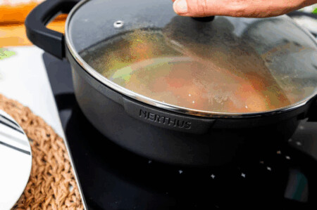 <p><strong>Nerthus Индукционна плитка тенджера със стъклен капак Ø 24 см.</strong><br /><strong>• Материал:</strong> лят алуминий<br /><strong>• Покритие:</strong> Незалепващо покритие<strong> Quantanium,</strong> подсилено с титаниеви частици<br /><strong>• Диаметър:</strong> Ø 24 см.<br /><strong>• Височина:</strong> 7,5 см.<br /><strong>• Вместимост:</strong> 2,8 л.<br /><strong>• Тегло:</strong> 1,600 кг.<br /><strong>• Със стъклен капак<br /></strong><strong>• Силиконови протектори на дръжките<br /></strong><strong>Производител: Vin Bouquet, Испания<br /></strong><strong>Подходяща за:</strong></p>
<p><strong><img src="https://www.vip-giftshop.com/media/shema/induction.jpg" alt="" width="202" height="61" /></strong></p><br />Марка: Vin Bouquet <br />Модел: VB FIH 1557<br />Доставка: 2-4 работни дни<br />Гаранция: 2 години