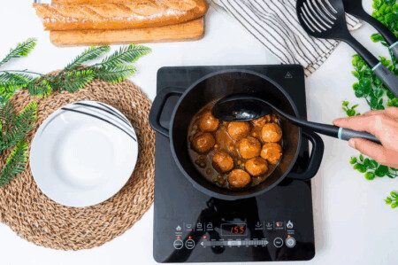 <p><strong>Nerthus Индукционна тенджера със стъклен капак - Ø 28 см.</strong><br /><strong>• Материал:</strong> лят алуминий<br /><strong>• Покритие:</strong> Незалепващо покритие<strong> Quantanium,</strong> подсилено с титаниеви частици<br /><strong>• Диаметър:</strong> Ø 28 см.<br /><strong>• Височина:</strong> 13 см.<br /><strong>• Вместимост:</strong> 6,7 л.<br /><strong>• Тегло:</strong> 2,150 кг.<br /><strong>• Със стъклен капак<br /></strong><strong>• Силиконови протектори на дръжките<br /></strong><strong>Производител: Vin Bouquet, Испания<br /></strong><strong>Подходяща за:</strong></p>
<p><strong><img src="https://www.vip-giftshop.com/media/shema/induction.jpg" alt="" width="202" height="61" /></strong></p><br />Марка: Vin Bouquet <br />Модел: VB FIH 1556<br />Доставка: 2-4 работни дни<br />Гаранция: 2 години